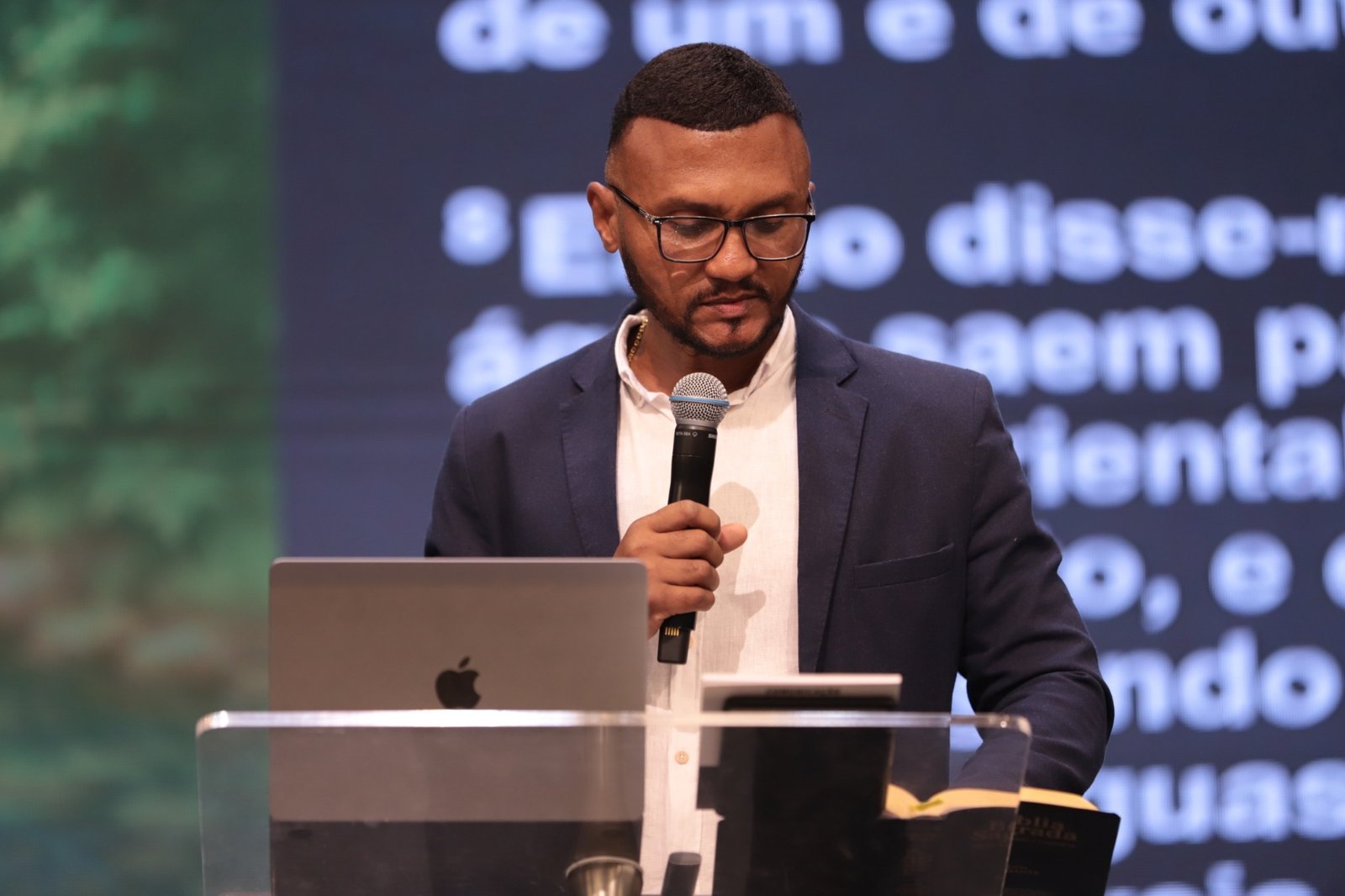 Dr. Alexandre Ribeiro durante uma palestra