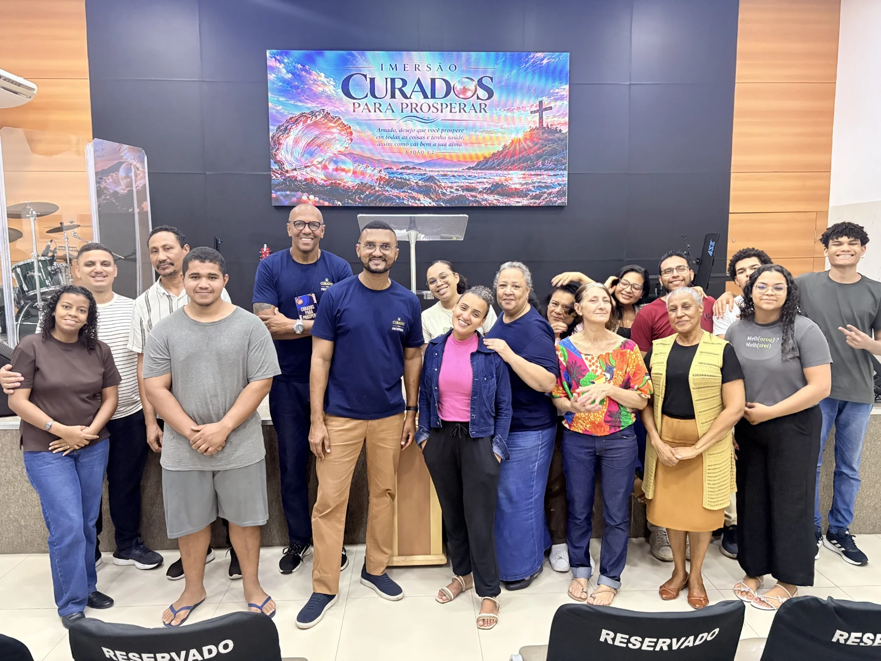 Participantes e equipe diante do painel Curados para Prosperar