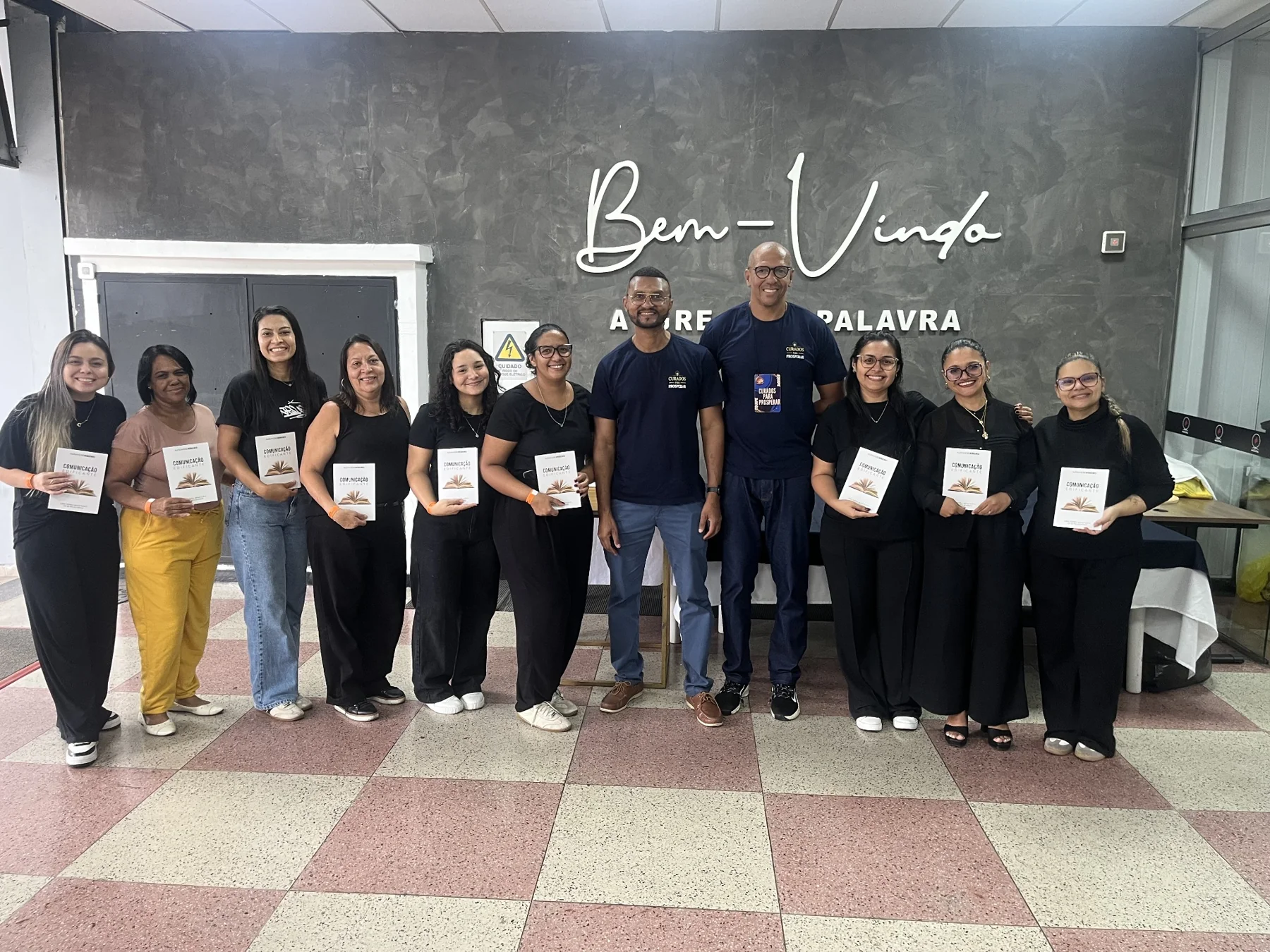 Equipe e participantes reunidos após um encontro