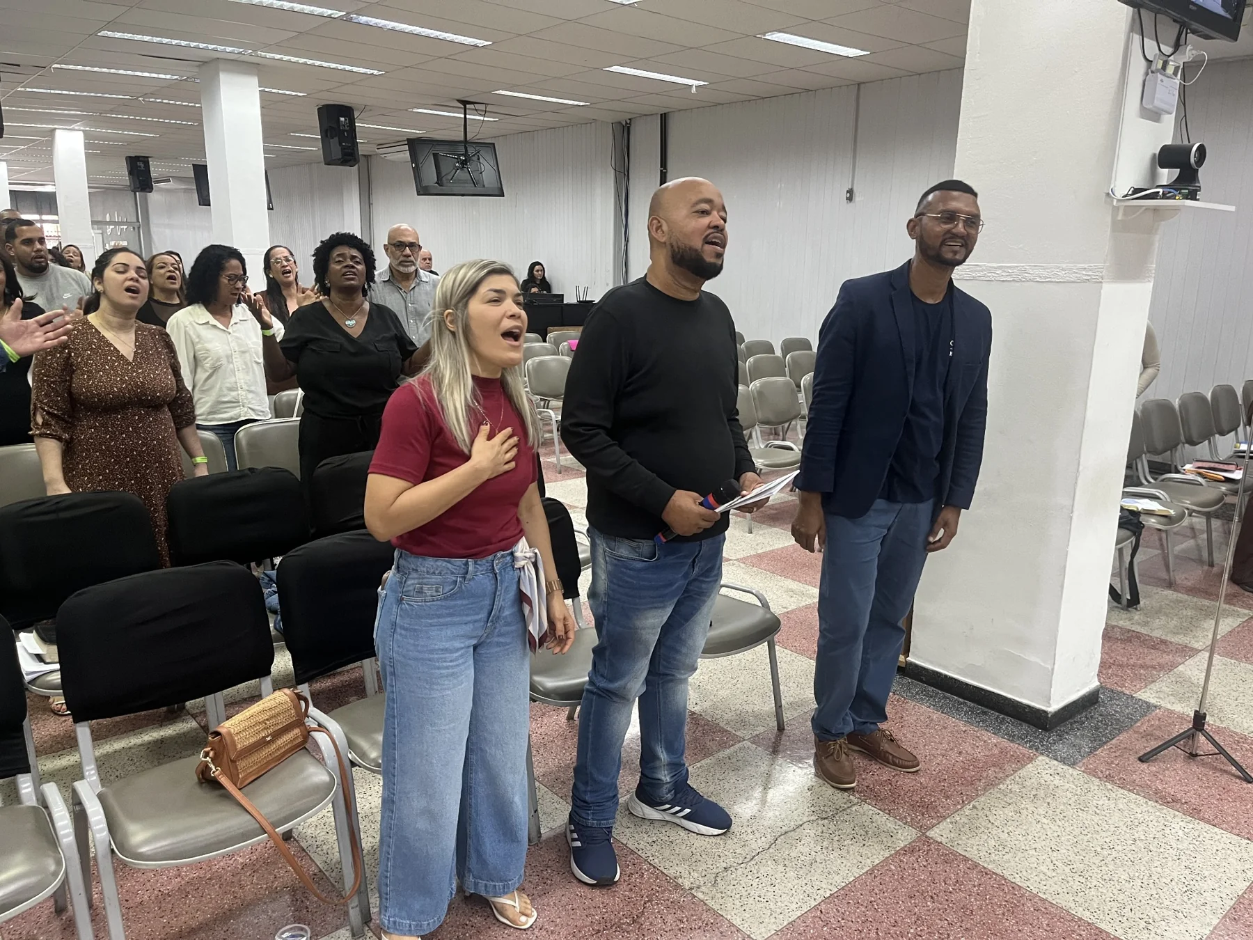 Grupo de participantes durante uma atividade coletiva